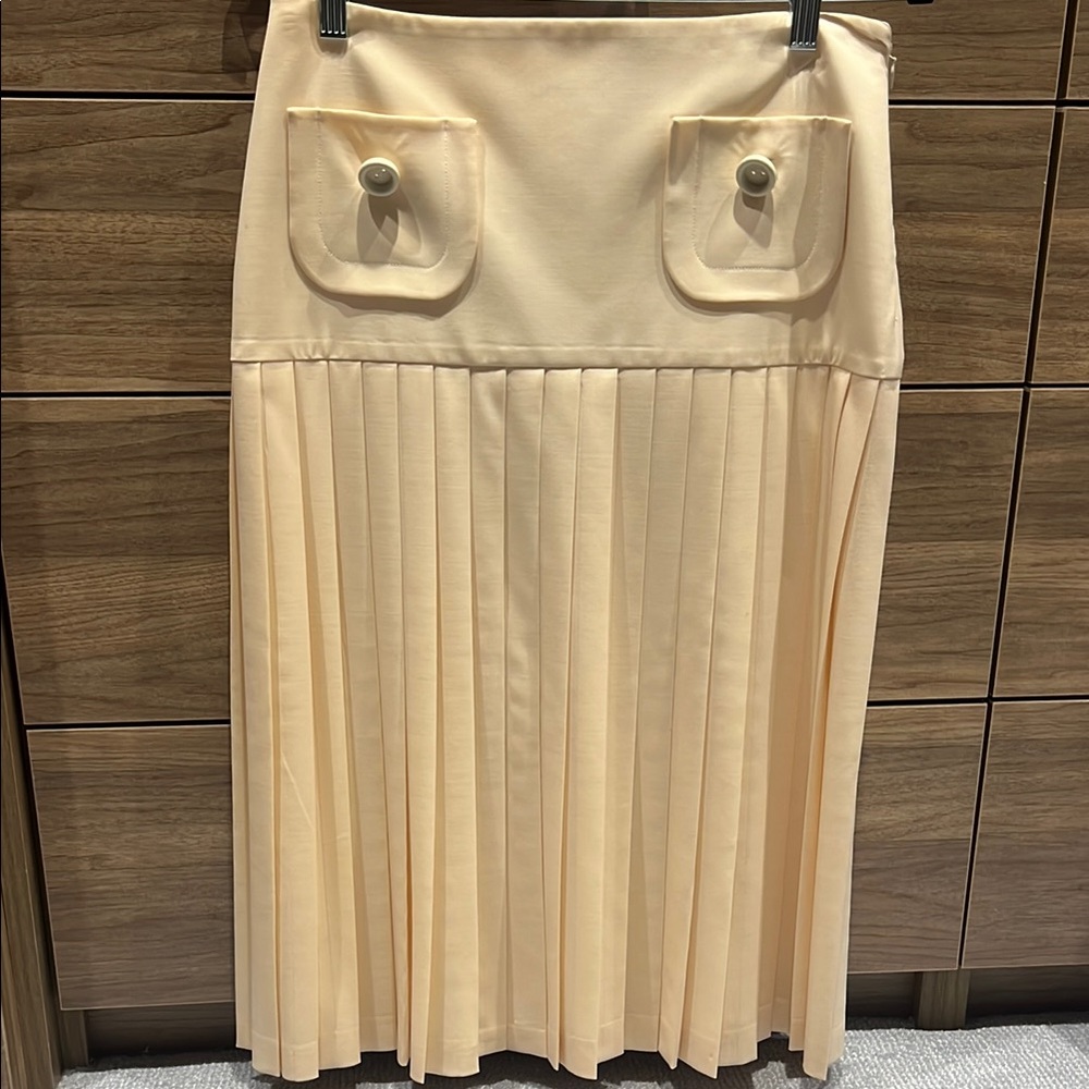 Christian Dior size 4 Elegant Cream Pleated Skirt